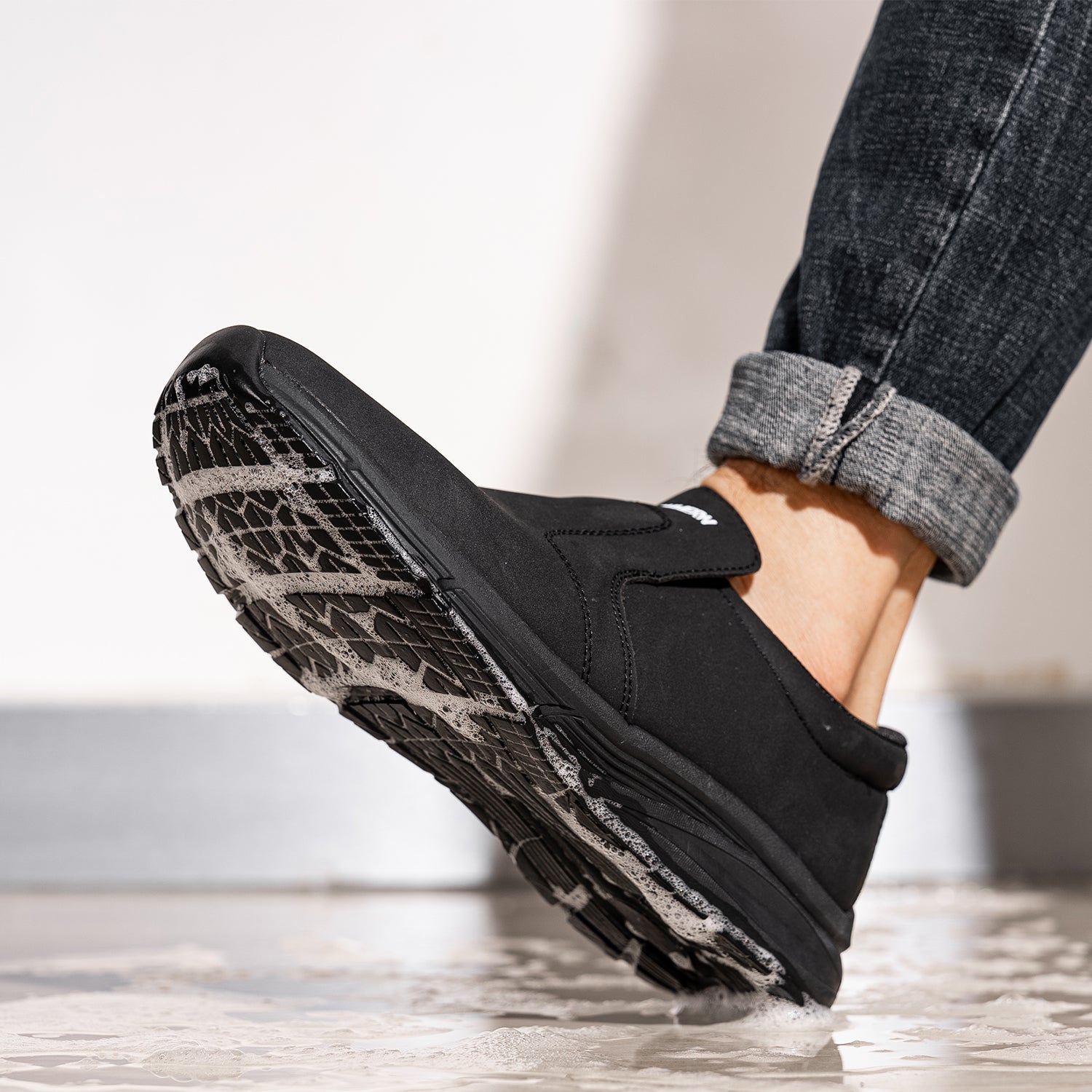LARNMERN Non Slip Work Shoes for men L03301